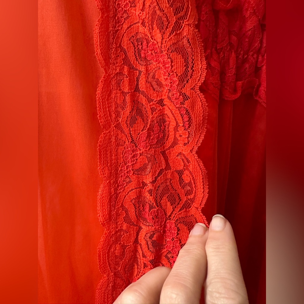 ⭐ Vintage Vanity Fair Red Nylon Lace Peignoir Set (Robe + Nightgown) - Picture 11 of 13